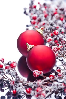 İki Noel baubles ve holly Karpuzu