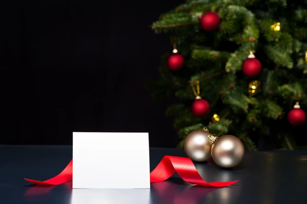 Biglietto bianco in elegante decorazione natalizia — Foto Stock