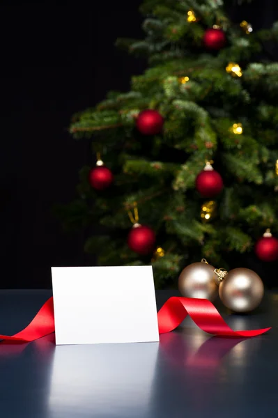 Tarjeta blanca en elegante decoración navideña — Foto de Stock