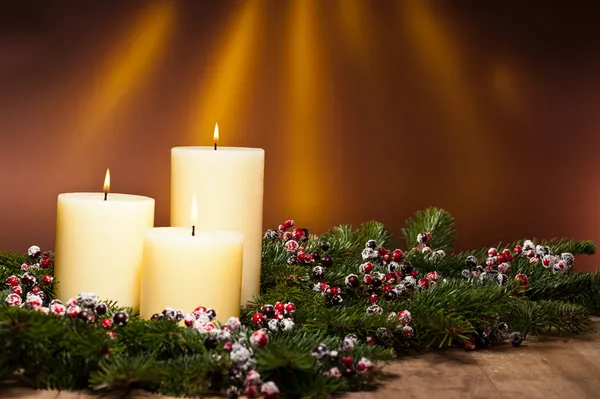 Tre ljus i advent blomsterarrangemang — Stockfoto