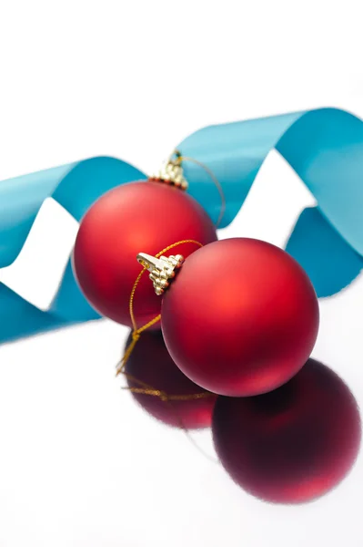 圣诞球和一条蓝丝带 — 图库照片