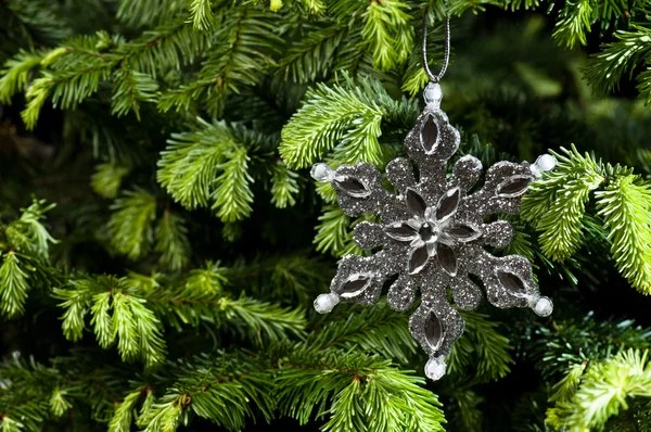 Adorno de Navidad en forma de estrella en plata —  Fotos de Stock
