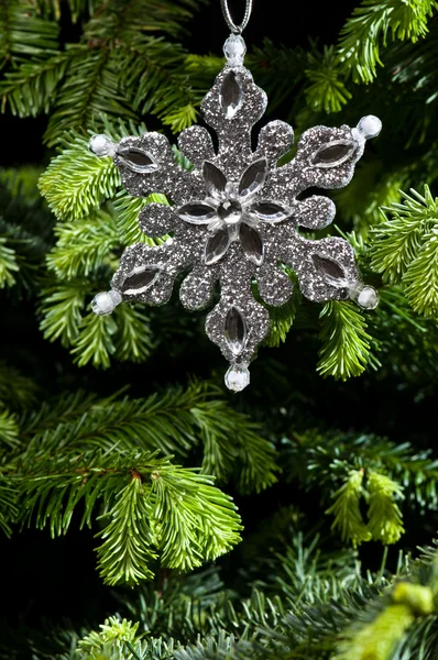 Αστέρι σχήμα Χριστουγεννιάτικο στολίδι σε ασημί — Φωτογραφία Αρχείου