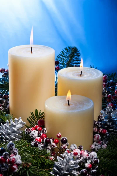 Tre candele in una composizione floreale dell'avvento — Foto Stock