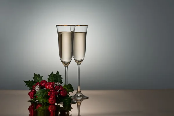 在金的表面上的两个香槟杯 — 图库照片