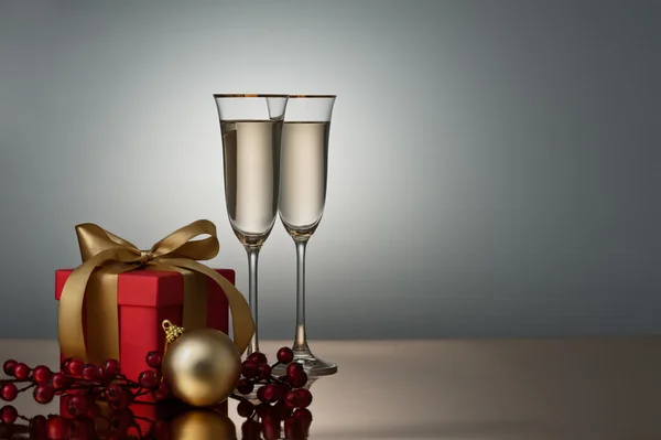 Två champagneglas på en gyllene yta — Stockfoto