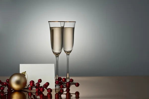 Dois copos de champanhe em uma superfície dourada — Fotografia de Stock