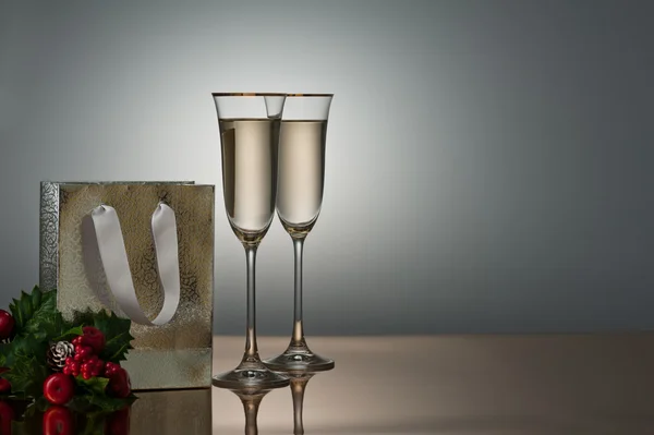 Dos copas de champán sobre una superficie dorada — Foto de Stock