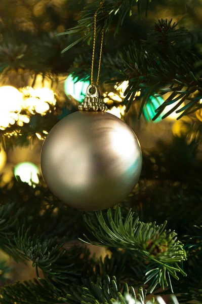 Bauble ouro decorativo em uma árvore de Natal — Fotografia de Stock