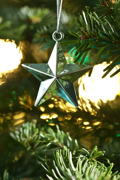 Stjärniga form jul prydnad lysande i silver — Stockfoto