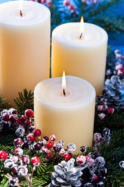 Tři svíčky v adventní aranžování — Stock fotografie