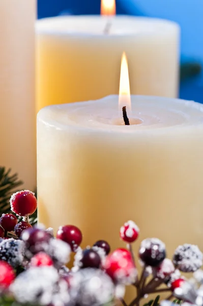 Drei Kerzen in einem adventlichen Gesteck — Stockfoto