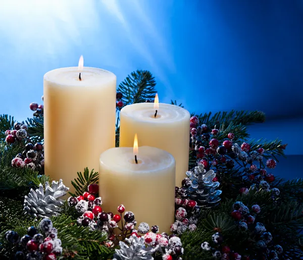Três velas em um arranjo de flor de advento — Fotografia de Stock