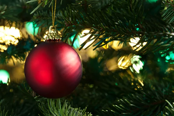 Dekorative rote Christbaumkugel im Weihnachtsbaum — Stockfoto