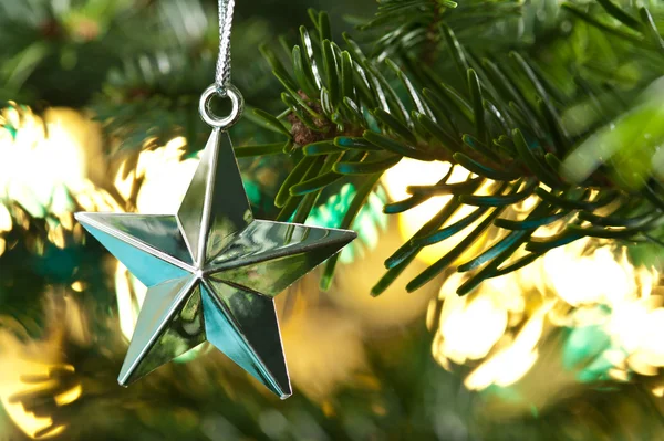 Sternförmiger Weihnachtsschmuck, der in Silber glänzt — Stockfoto