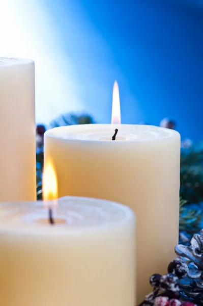 Tři hořící svíčky v adventní aranžování — Stock fotografie