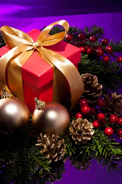 紫のクリスマスの設定で赤いプレゼント ボックス — ストック写真