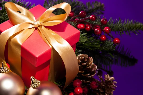 Caixa de presente vermelho em um cenário de Natal close-up atirar — Fotografia de Stock