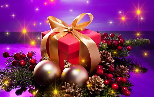 Coffret cadeau rouge dans un décor de Noël avec des étoiles brillantes — Photo