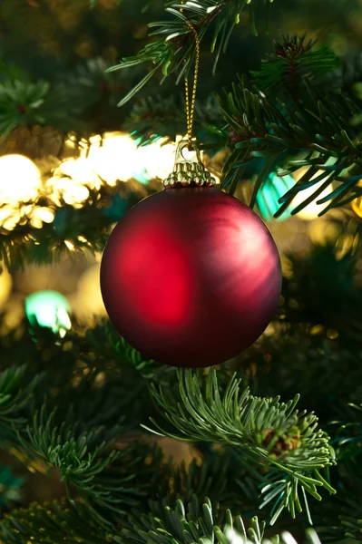 Bir Noel ağacı içinde kırmızı dekoratif biblo — Stok fotoğraf