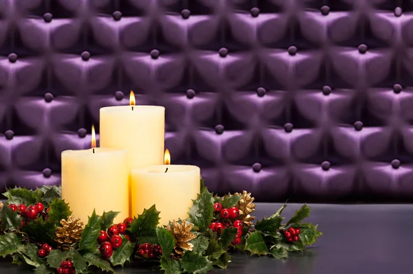 Рождественское цветочное оформление с горящими свечами — стоковое фото
