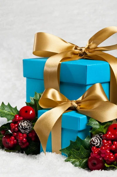 Blaues Geschenk mit goldener Schleife — Stockfoto