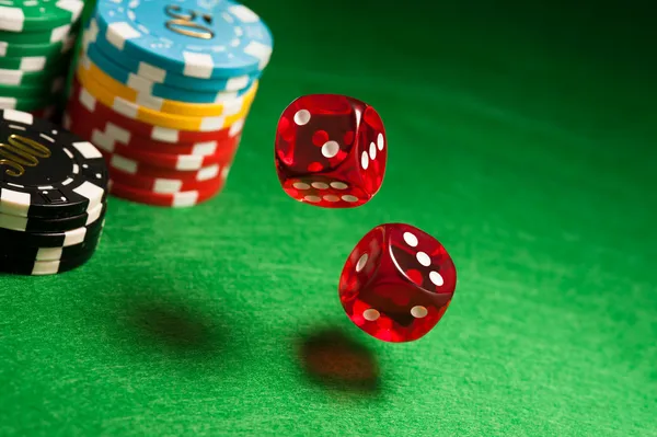 Kırmızı zar casino masa üzerinde inişli çıkışlı. — Stok fotoğraf