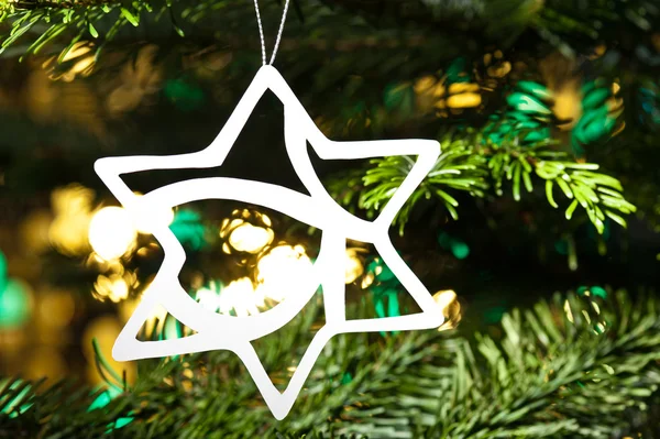 Adorno de Navidad en forma de estrella en árbol de Navidad —  Fotos de Stock