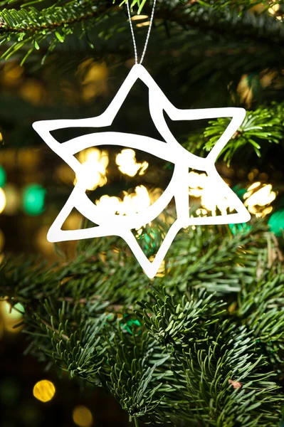 Sterren vorm kerst ornament in kerstboom — Stockfoto