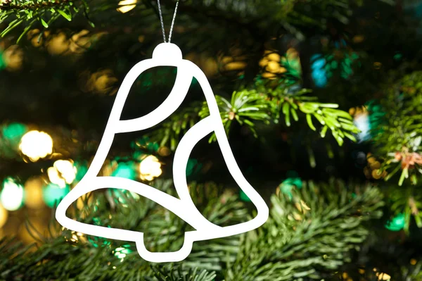 Κουδούνι σχήμα Χριστουγεννιάτικο στολίδι στο χριστουγεννιάτικο δέντρο — Φωτογραφία Αρχείου