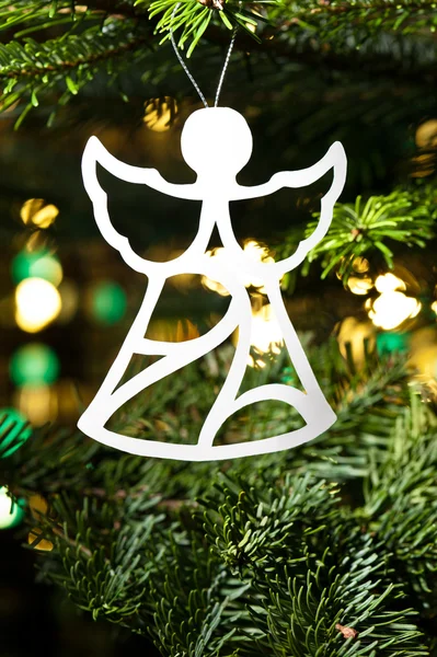 Engelsförmiger Weihnachtsschmuck im Weihnachtsbaum — Stockfoto