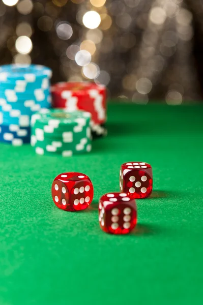 Dados rojos en una mesa de casino — Foto de Stock