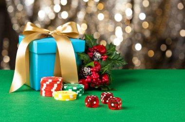 Kırmızı zar ve poker fişleri