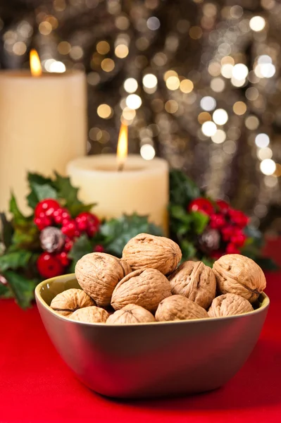 Bowl of walnuts in festive setting — Stock Photo, Image
