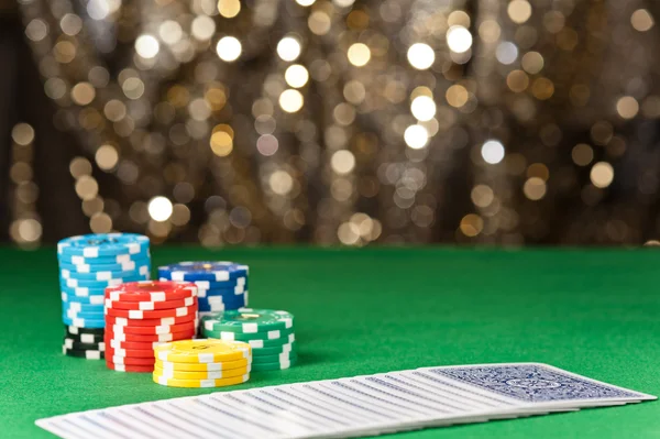 Kleurrijke poker chips en kaarten — Stockfoto