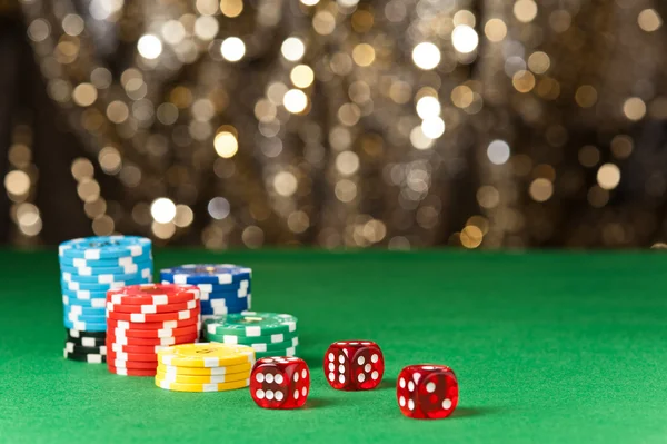 Fichas de poker coloridas e dados vermelhos — Fotografia de Stock