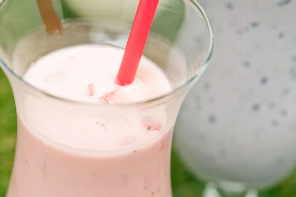 Blåbär och jordgubb mjölk shake — Stockfoto
