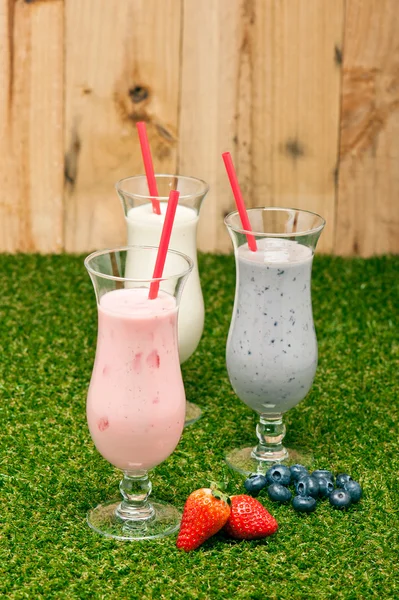 Milkshake aux bleuets, fraises et bananes — Photo
