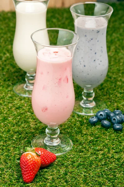 Milkshake aux bleuets, fraises et bananes — Photo