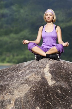 Yoga kadın taş, doğa