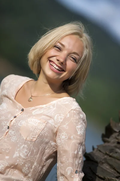 Ritratto della giovane bella donna sorridente all'aperto — Foto Stock