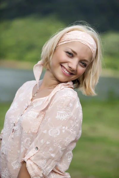 Portrait of the young beautiful smiling woman outdoors — Stock Photo, Image