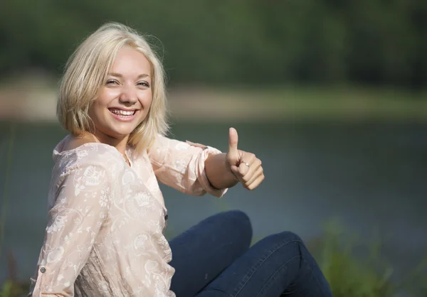 Portret van jonge gelukkig vrouw duim opgevend — Stockfoto
