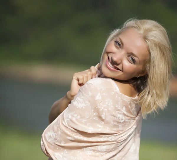 Portret van de jonge mooie glimlachende vrouw buiten — Stockfoto