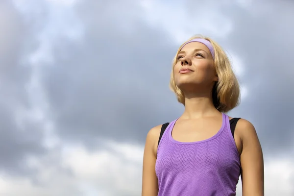 Sport blonde vrouw is op zoek naar de toekomst, vrijheid — Stockfoto