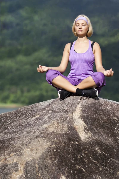 Yoga vrouw op de steen, natuur — Stockfoto