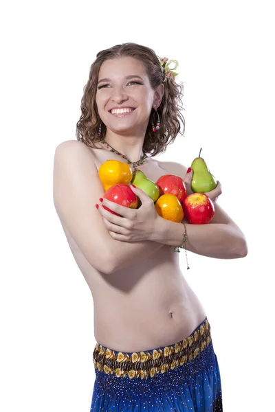 Hermosa chica está sonriendo y mantiene frutas — Foto de Stock