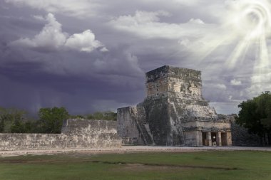 Fırtına ve güneş altında mayan ruins chichen Itza Meksika