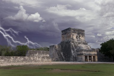 Fırtına ve güneş altında mayan ruins chichen Itza Meksika