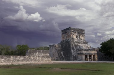 Fırtına ve güneş altında mayan ruins chichen Itza Meksika